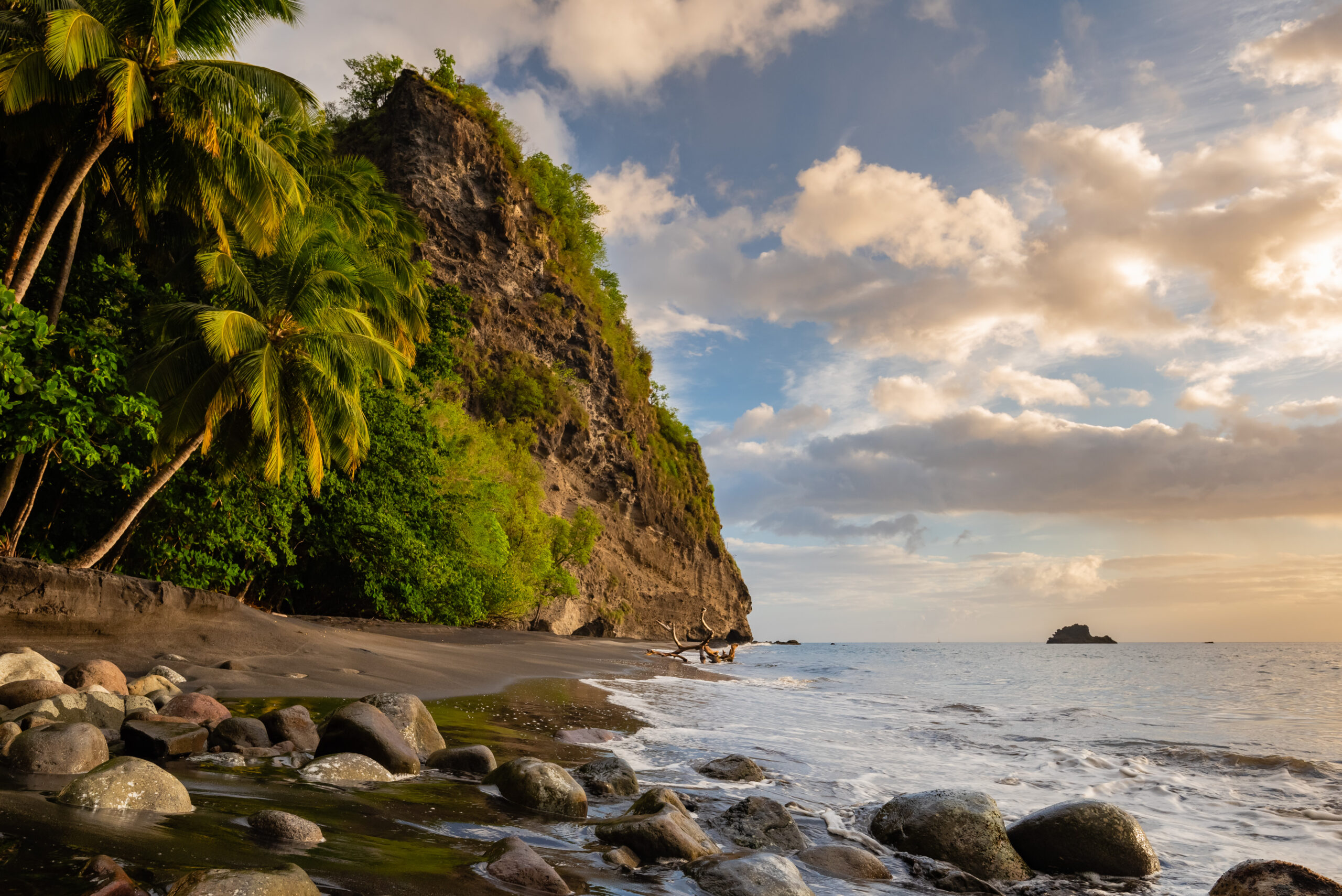 nord-caraibe-martinique-anse-couleuvre-plage-sable-noir