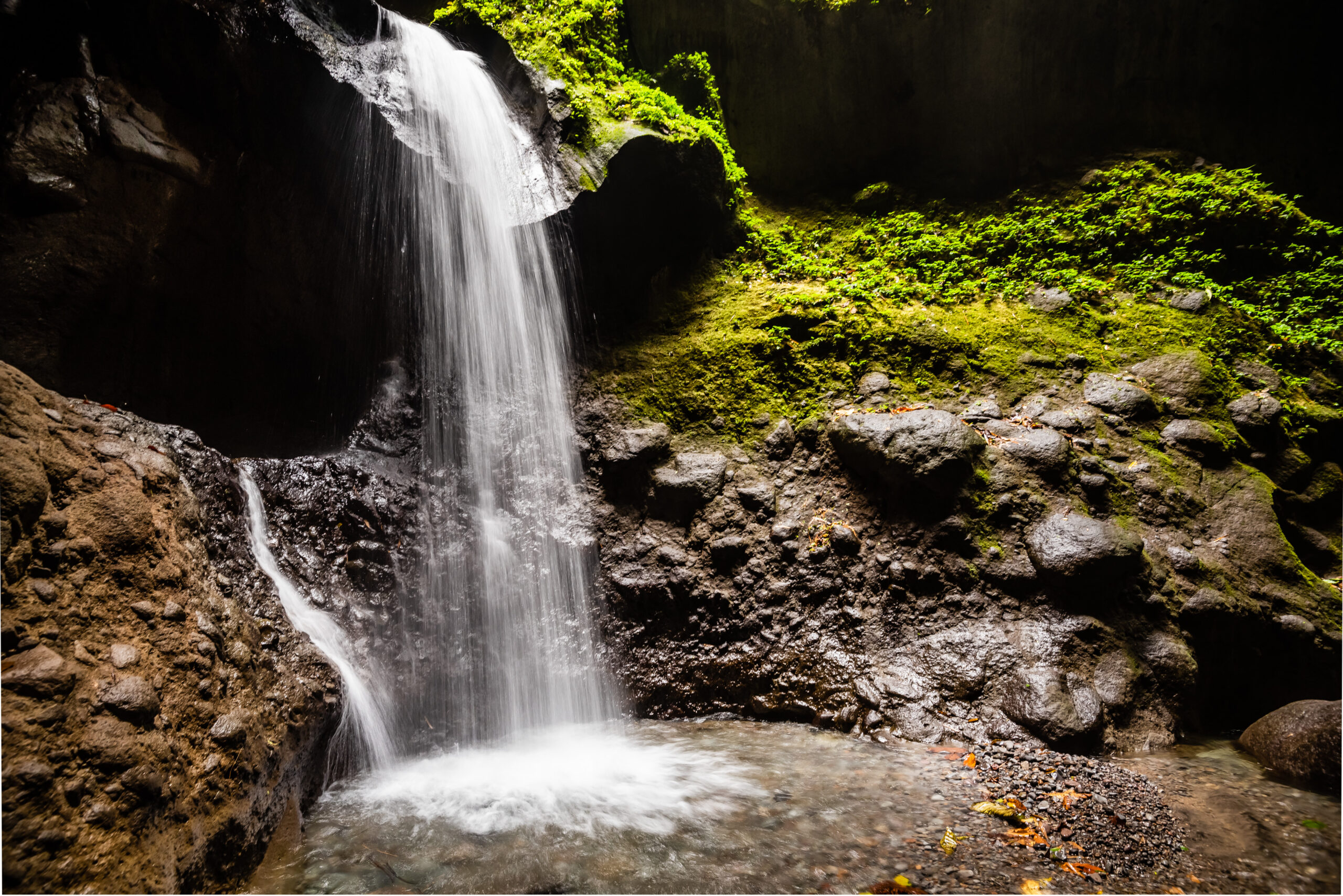 nord-caraibe-martinique-gorge-falaise-cascade